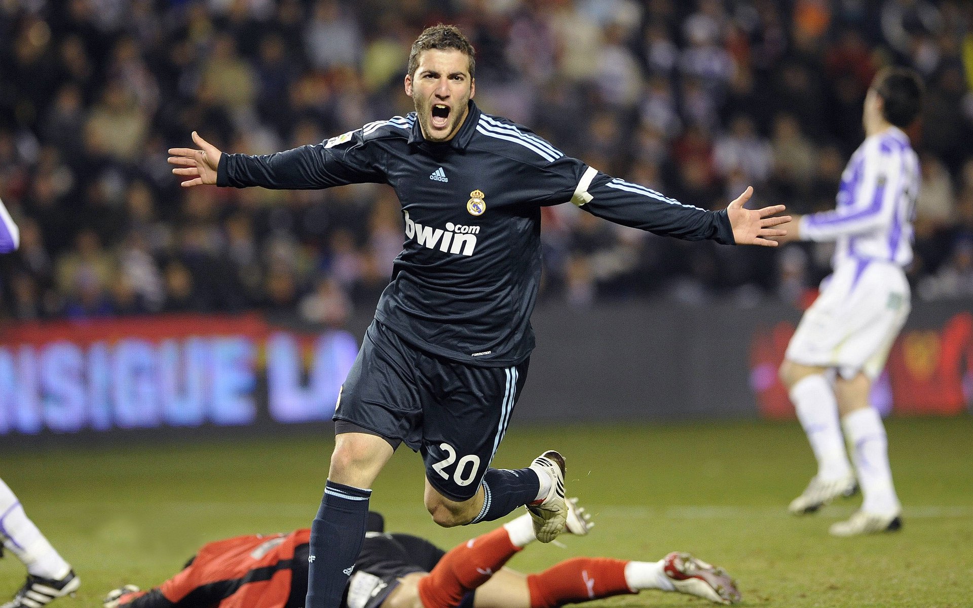 《Uzi：从菜鸟到传奇，电竞路上持续书写辉煌》，uzi的电竞路